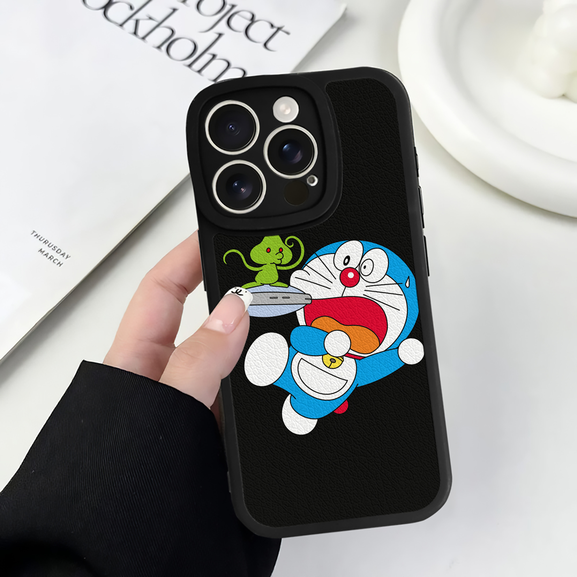 （画像用） ドラえもん Doraemon 【iPhone 16シリーズ対応】シリコンスマホケース（レザー調） 材質：シリコン